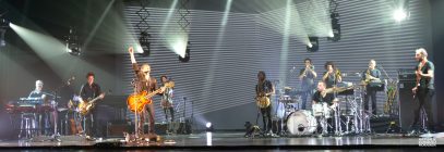 Jean-Louis Aubert sur scène avec ses musiciens de la tournée Aubert chante Houellebecq