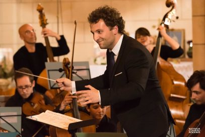 Le chef d'orchestre Victor Jacob dirige l'Ensemble Nouvelles Portées