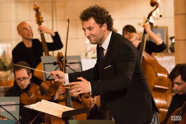 Le chef d'orchestre Victor Jacob dirige l'Ensemble Nouvelles Portées