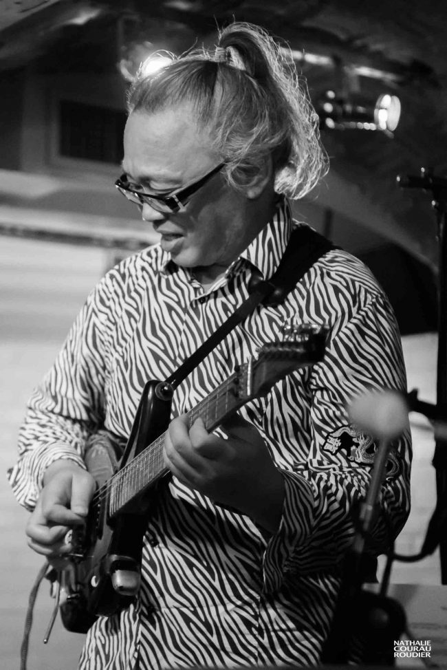 Portrait du guitariste Nguyen Lee en concert