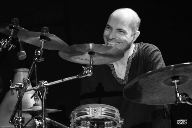 Portrait du batteur Asaf Sirkis en concert