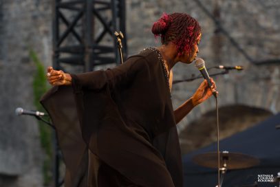 Portrait de la chanteuse Awa Ly aux Musicales de Noirmoutier