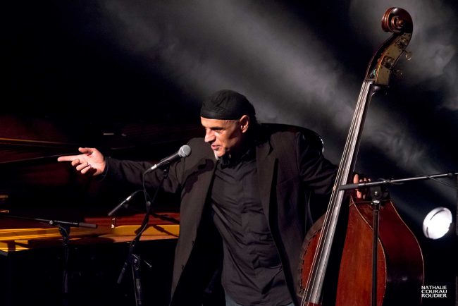 Portrait du bassiste Sal la Rocca en concert