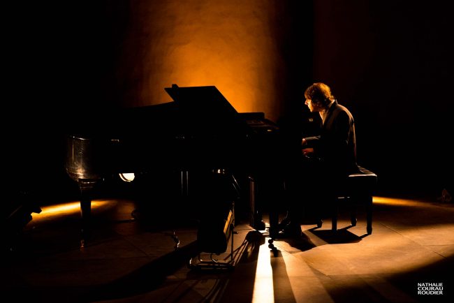 Portrait de Thomas Fersen en concert au château de Noirmoutier