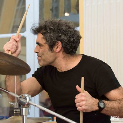 Portrait du batteur Javier Estrella en concert avec Lalo Zanelli et Ombú