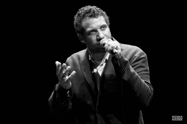 Portrait du slammer Mike Ladd en concert