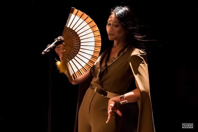 Portrait d'Anggun à l'éventail en concert