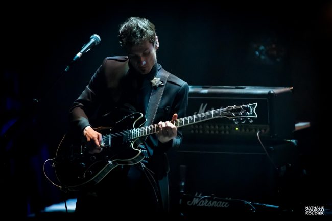 Portrait du guitariste Olivier Freche en concert avec Anggun