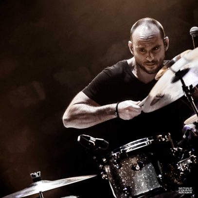Portrait du batteur Olivier Baldissera en concert avec Anggun