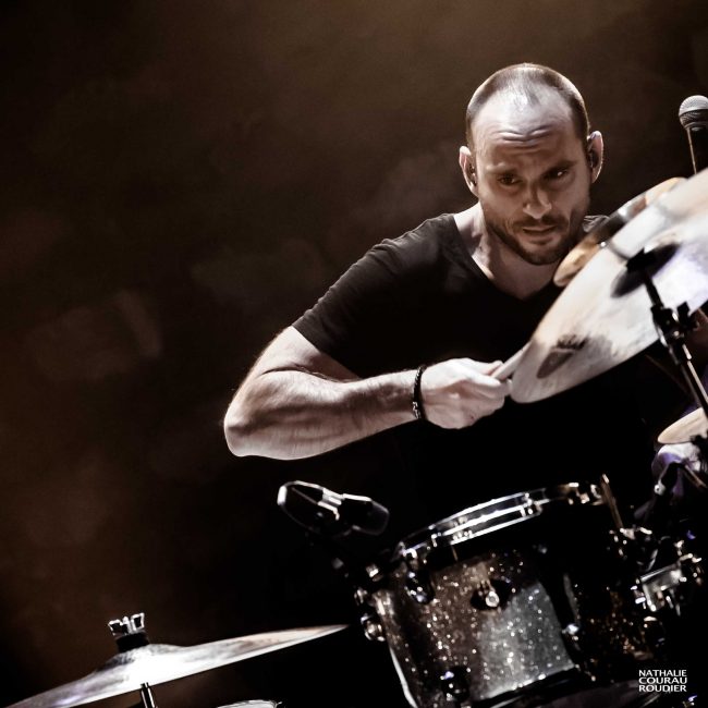 Portrait du batteur Olivier Baldissera en concert avec Anggun