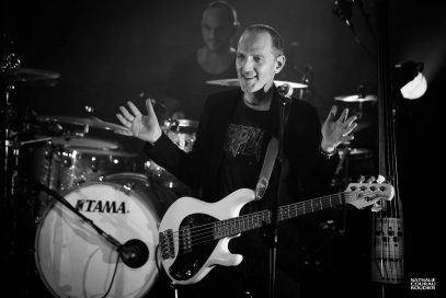 Portrait du bassiste Fabrice Ach en concert avec Anggun