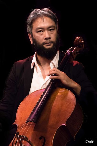 Portrait du violoncelliste Eric-Maria Couturier en concert avec Double Celli