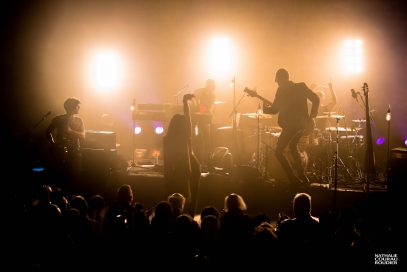 Anggun sur scène avec ses musiciens