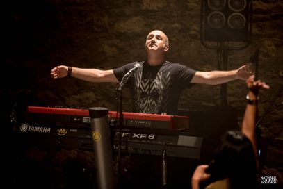 Portrait de Jean-Marie Negozio en concert avec Anggun