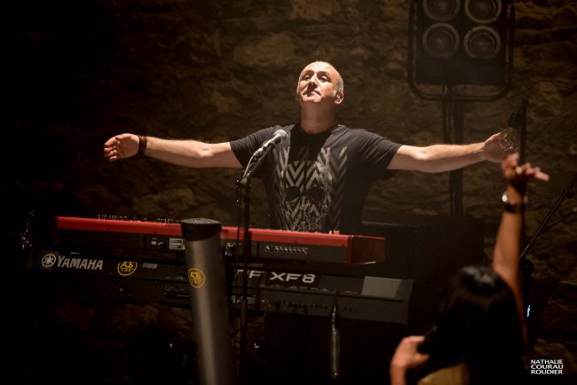 Portrait de Jean-Marie Negozio en concert avec Anggun