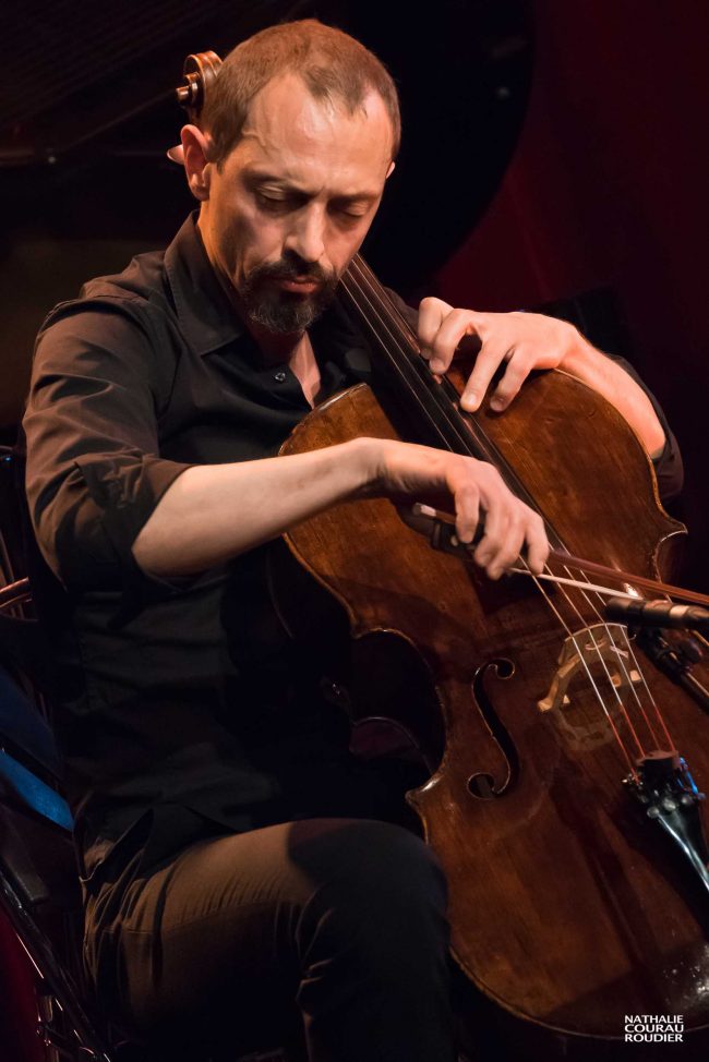 Portrait du violoncelliste Xavier Phillips