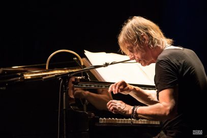 Portrait de Jean-Louis Aubert en concert au piano au théâtre de l'Oeuvre