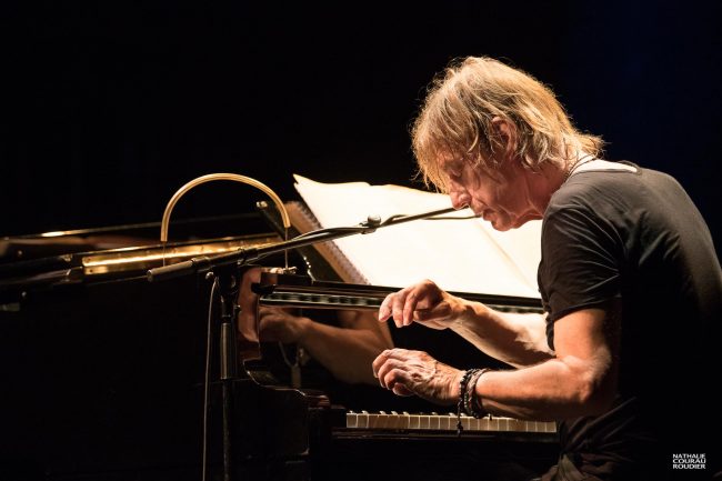 Portrait de Jean-Louis Aubert en concert au piano au théâtre de l'Oeuvre