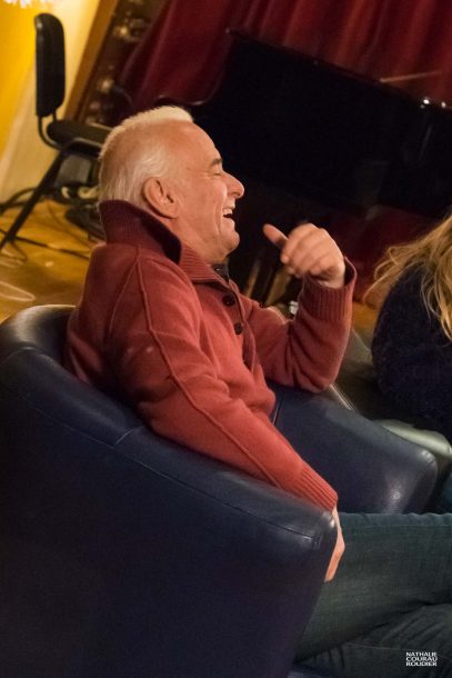 Michel Fugain éclate de rire en interview