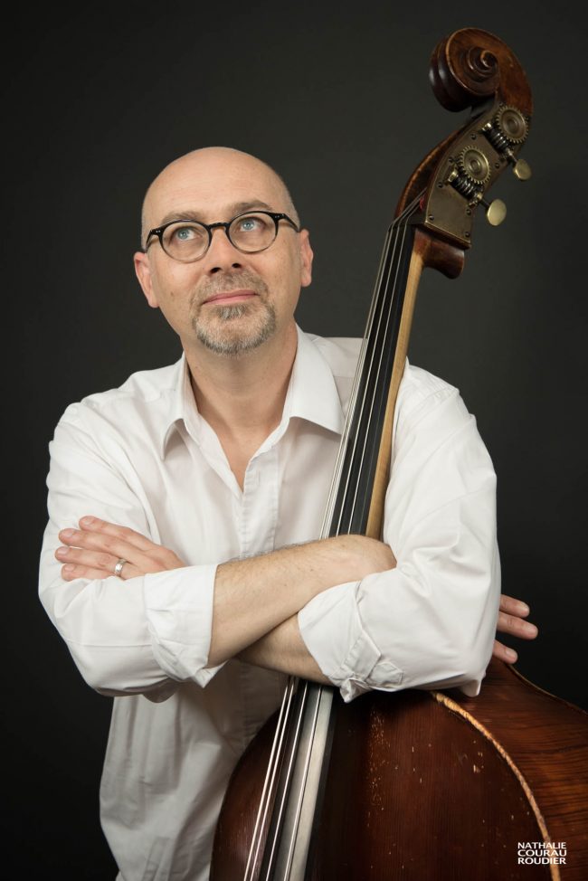 Portrait du bassiste Gary Brunton
