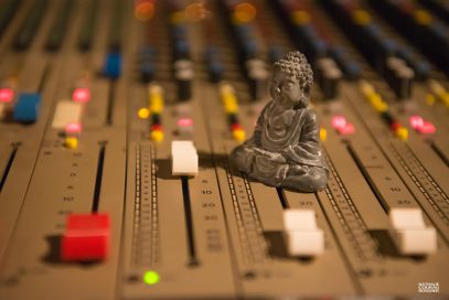Petit bouddha sur une console de mixage
