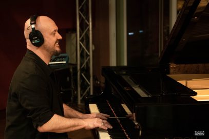Portrait du pianiste Bojan Zulfikarpasic en studio, Night Bus Trio
