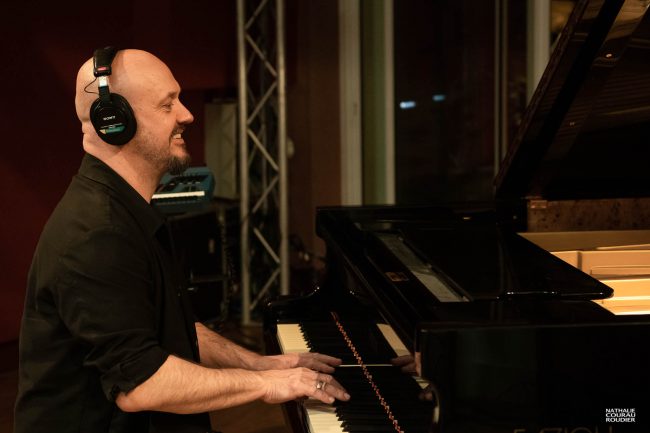 Portrait du pianiste Bojan Zulfikarpasic en studio, Night Bus Trio