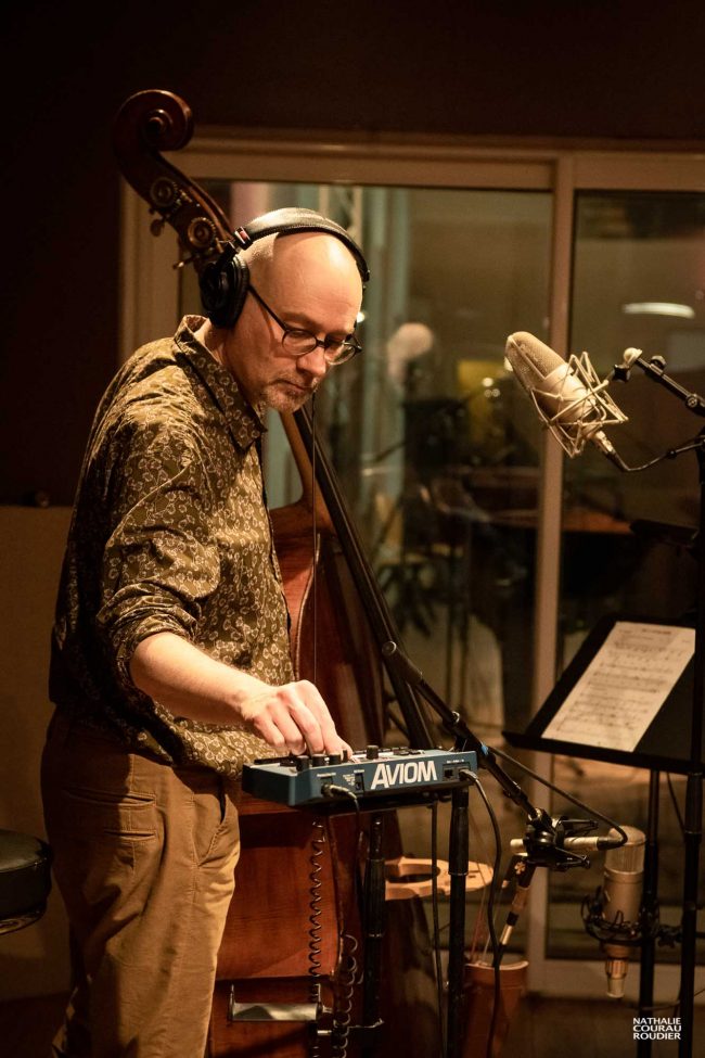 Le bassiste Gary Brunton , Night Bus Trio