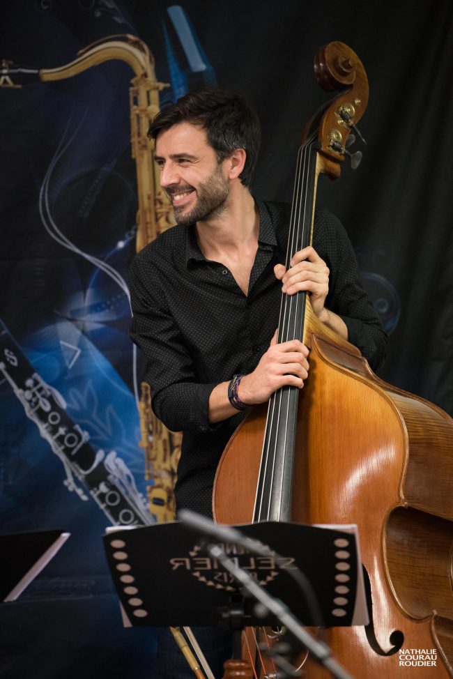 Le bassiste François Poitou en concert