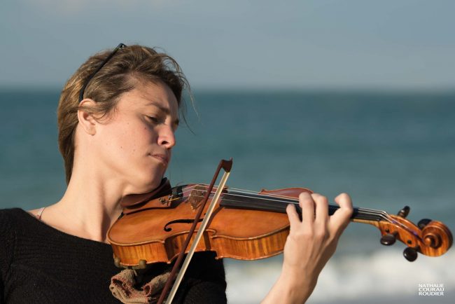 Portrait de la violoniste Mathilde Gandar devant la mer