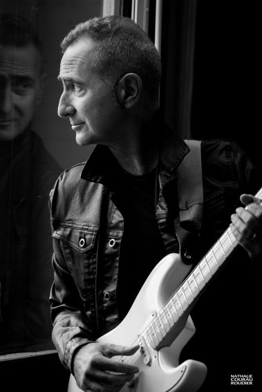 Portrait pro corporate d'un guitariste en noir et blanc