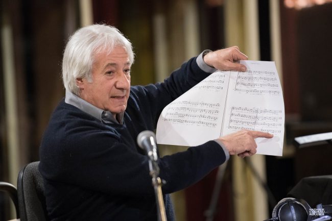 Choeur Vittoria Michel Piquemal montre la mesure