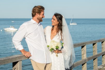 Mariage à noirmoutier - Mariés sur l'estacade de la plage des Dames - photographe Nathalie Courau-Roudier