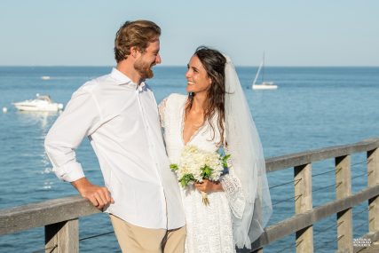 Mariage à noirmoutier - Mariés sur l'estacade de la plage des Dames - photographe Nathalie Courau-Roudier