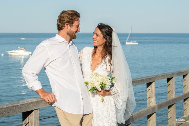 Mariage à noirmoutier - Mariés sur l'estacade de la plage des Dames - photographe Nathalie Courau-Roudier
