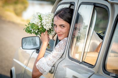 Mariage à Noirmoutier - Portrait d'une mariée au volant d'une 4L - photographe Nathalie Courau-Roudier