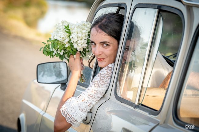 Mariage à Noirmoutier - Portrait d'une mariée au volant d'une 4L - photographe Nathalie Courau-Roudier