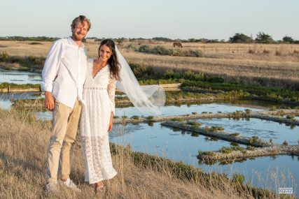 Mariage à Noirmoutier. Mariés dans les marais salants - photographe Nathalie Courau-Roudier
