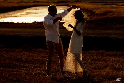 Mariage à Noirmoutier : Danse des mariés dans les marais salants - photographe Nathalie Courau-Roudier