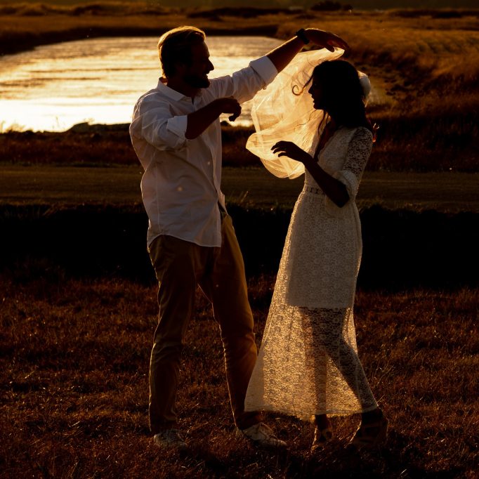 Mariage à Noirmoutier : Danse des mariés dans les marais salants - photographe Nathalie Courau-Roudier