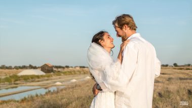 Mariage à Noirmoutier. Mariés dans les marais salants - Photographe Nathalie Courau-Roudier