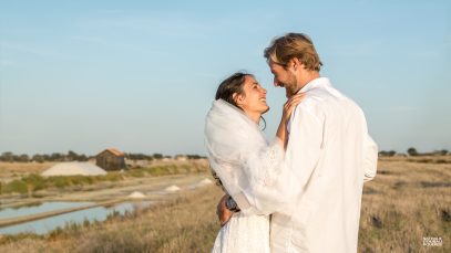 Mariage à Noirmoutier. Mariés dans les marais salants - Photographe Nathalie Courau-Roudier