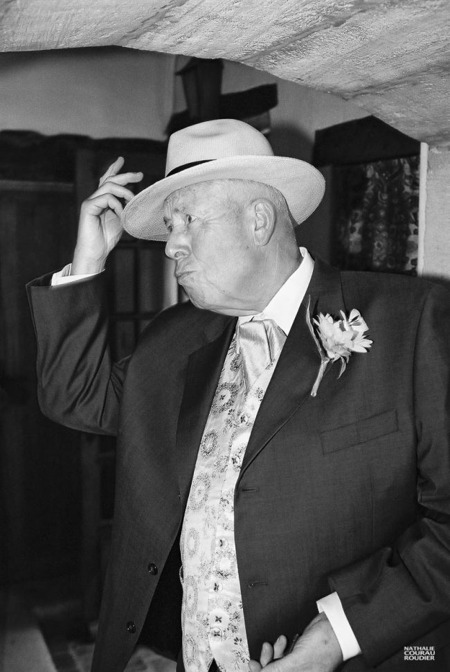 Papa de la mariée vérifiant son chapeau - photographe Nathalie Courau Roudier
