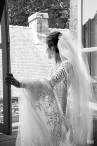 Portrait de mariée à la fenêtre - photographe Nathalie Courau Roudier