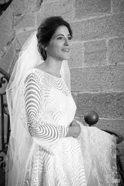 Portrait de mariée avant la messe de mariage - photographe Nathalie Courau Roudier