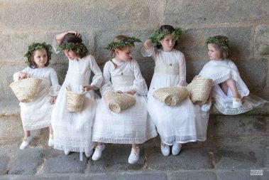 Messe de mariage : les demoiselles d'honneur attendent les mariés - photographe Nathalie Courau Roudier