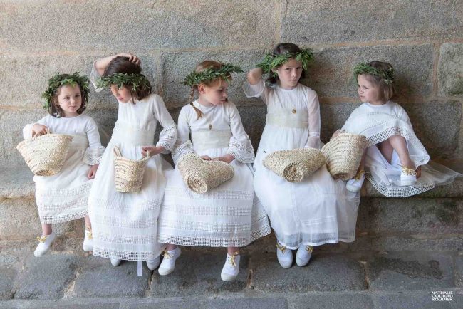 Messe de mariage : les demoiselles d'honneur attendent les mariés - photographe Nathalie Courau Roudier