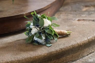 Messe de mariage : le bouquet de la mariée sur les marches de l'autel - photographe Nathalie Courau Roudier