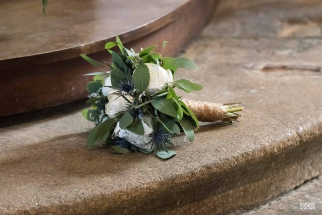 Messe de mariage : le bouquet de la mariée sur les marches de l'autel - photographe Nathalie Courau Roudier