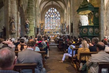 Messe de mariage en l'église Saint-Ronan de Locronan - photographe Nathalie Courau Roudier